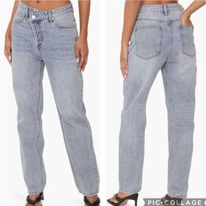 Edikted Boyfriend Jeans Women’s Medium Crossover Button Light Wash